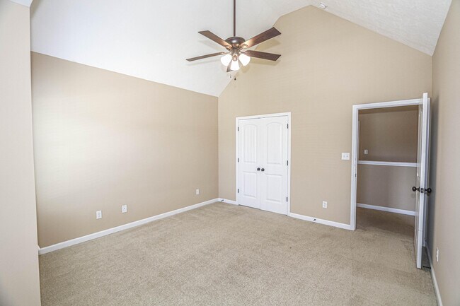 Building Photo - 1315 York Dr