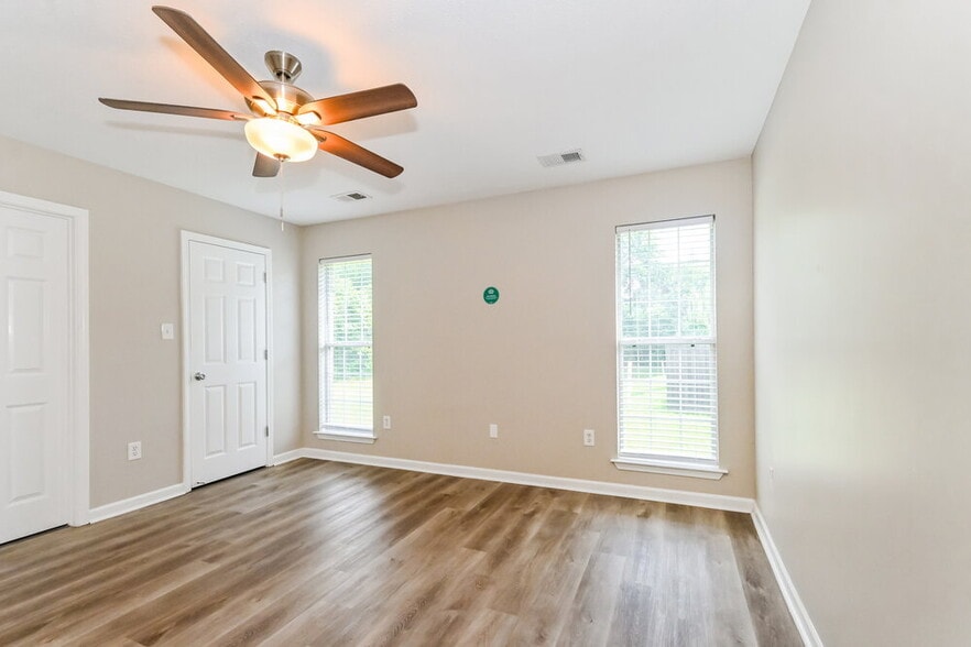 Building Photo - 1540 Madison Cove W