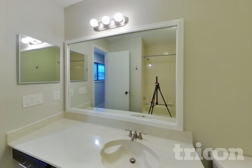 Building Photo - 419 E Springtree Way