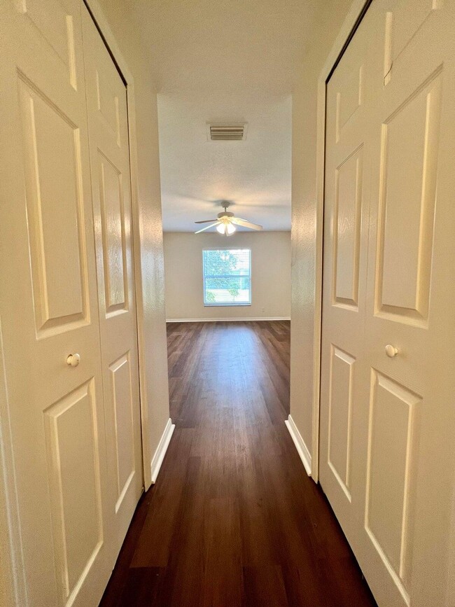 Building Photo - 532 SW Kabot Ave