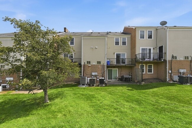 Building Photo - 1042B Margate Ct