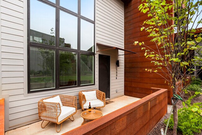 Building Photo - 506 SE Tourmaline Mews