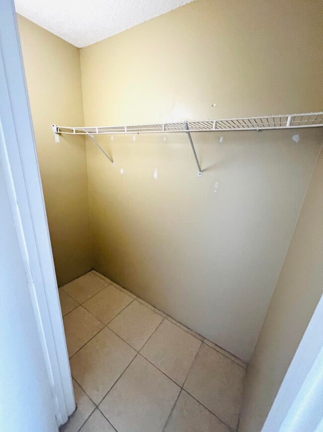 Building Photo - 1605 Meadows Cir