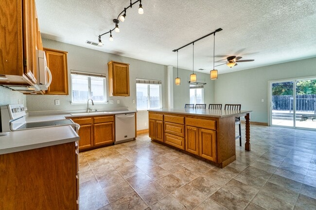 Building Photo - North Yuba City 3 bd 2 bath Home with solar