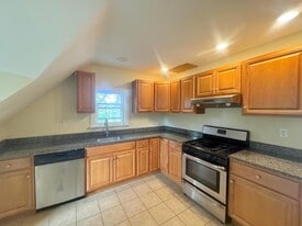 Building Photo - 102 Sycamore St