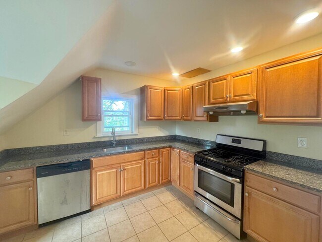 Building Photo - 102 Sycamore St