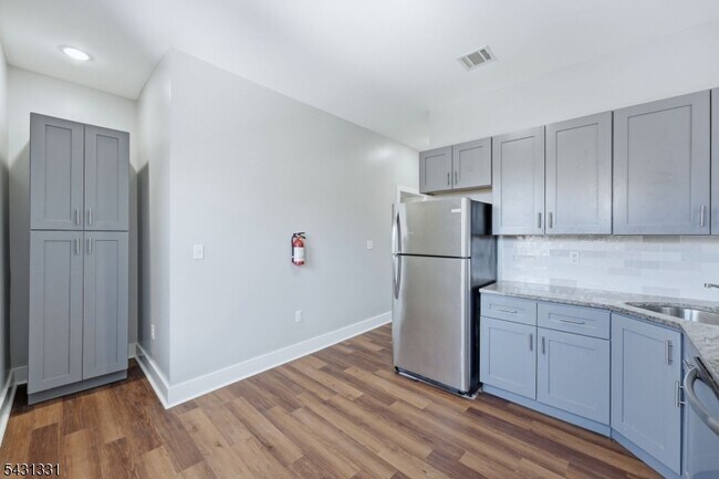 Building Photo - 913 S 18th St