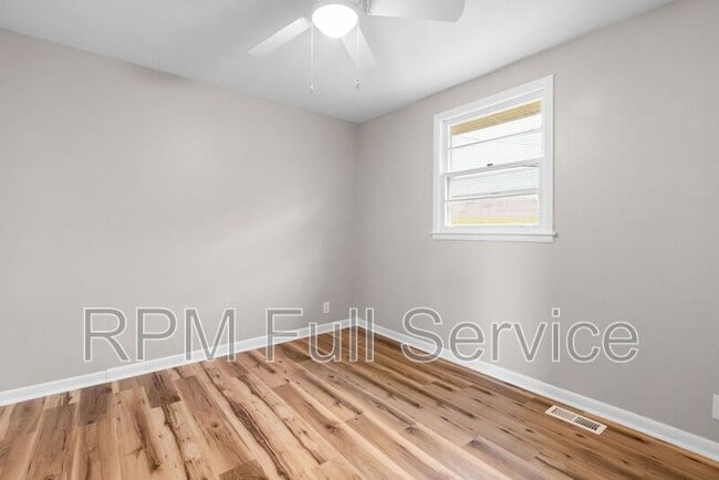Building Photo - 895a W Sharpe Ave