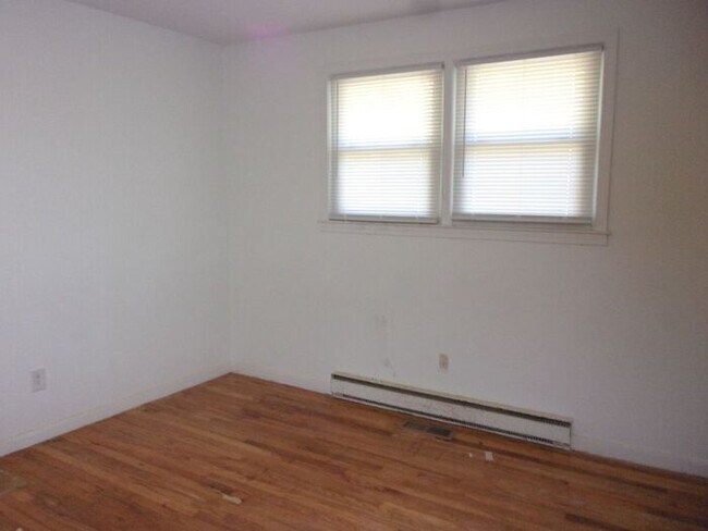 Building Photo - 3 Bedroom 1 Bath Brick Ranch - Recently Updated and Painted