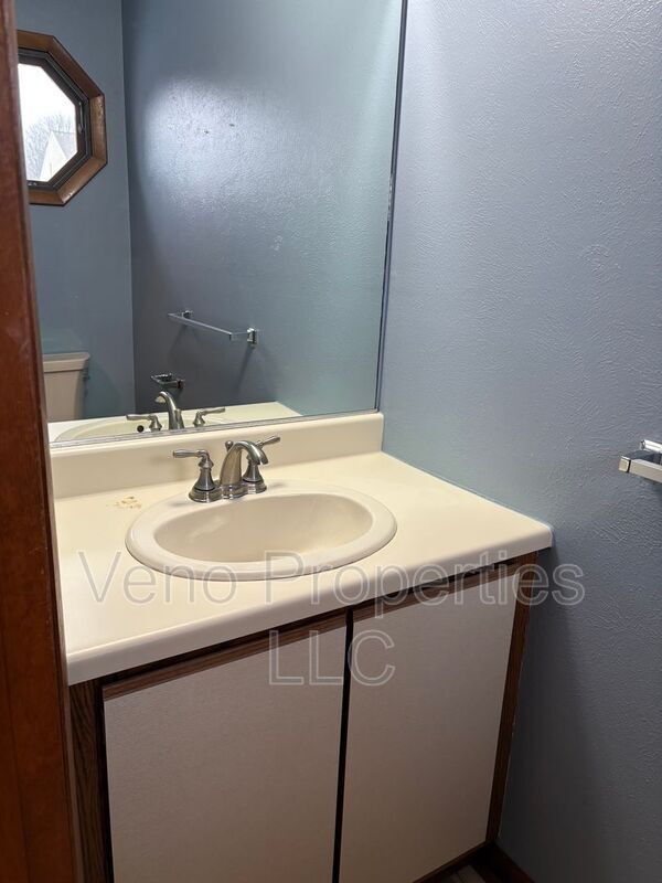 Building Photo - 8 Redcoat Ct