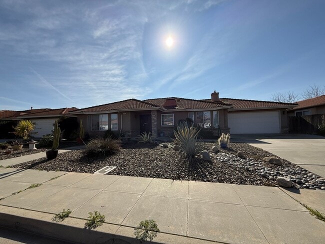Building Photo - Beautiful 3-bedroom 2 bathroom Home for rent in Madera