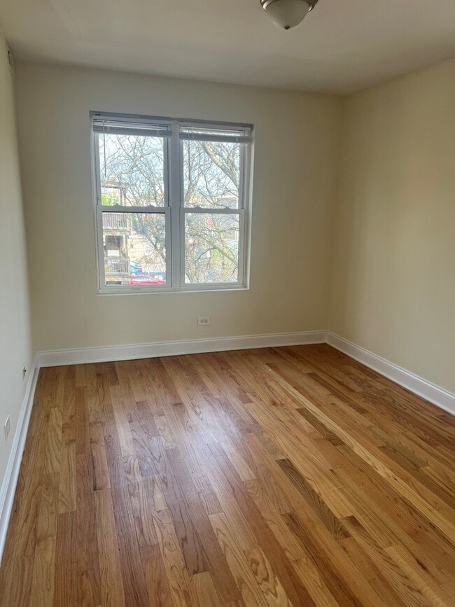 Building Photo - 5320 N Francisco Ave