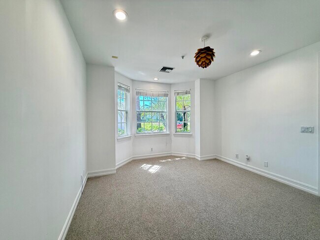 Building Photo - 319 Flamingo Dr