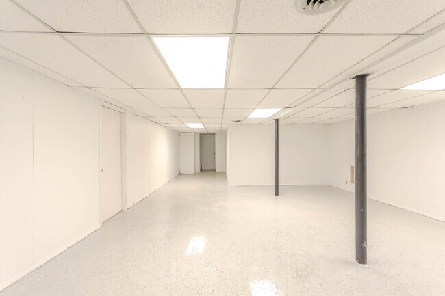 Building Photo - Fantastic 3 (4-ish) Bed Home | Lawn Care Included