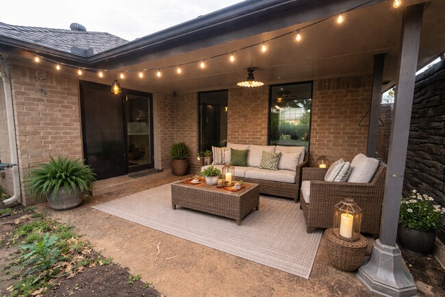 Building Photo - 325 E Parkland Dr