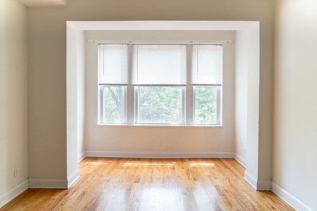 Building Photo - Uptown - 2 Bed / 1 Bath - In-Unit Laundry