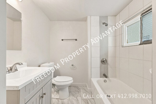 Building Photo - 425 32nd St