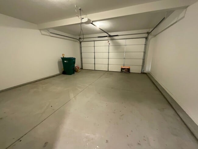 Building Photo - 3 bedroom 2.5 Bath Townhouse