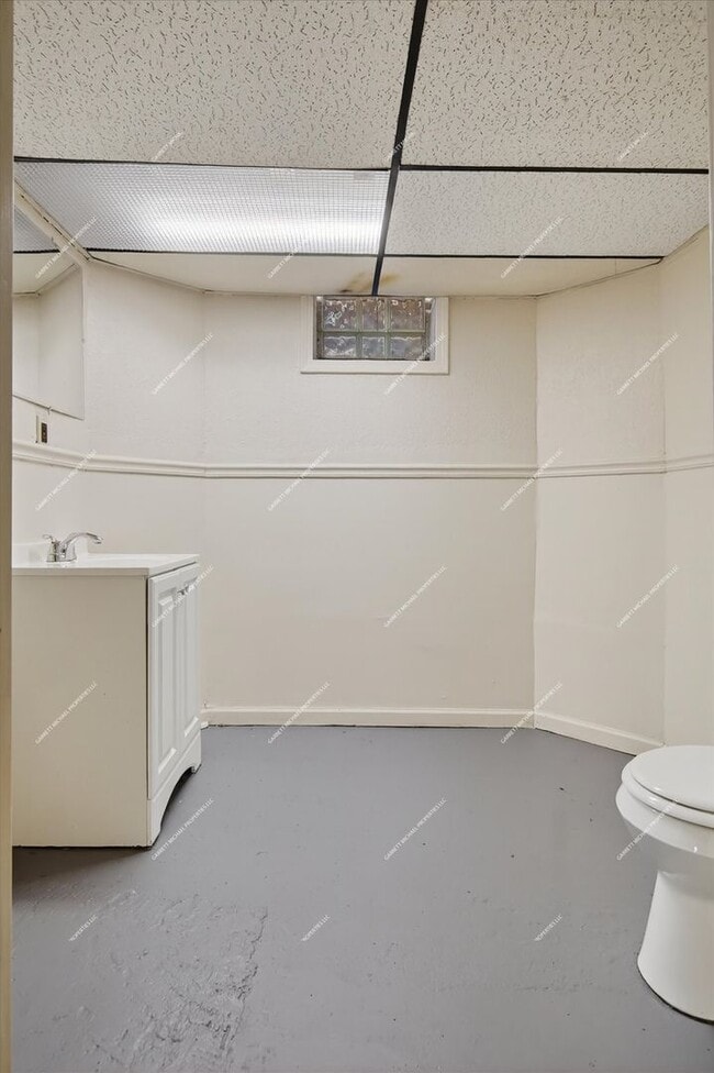 Building Photo - Charming 3-Bedroom Brick Bungalow for Rent in Detroit!