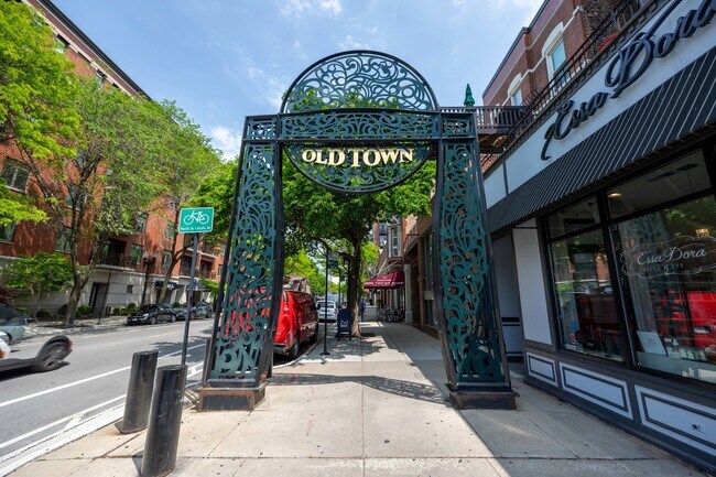 Building Photo - 1140 N La Salle Dr