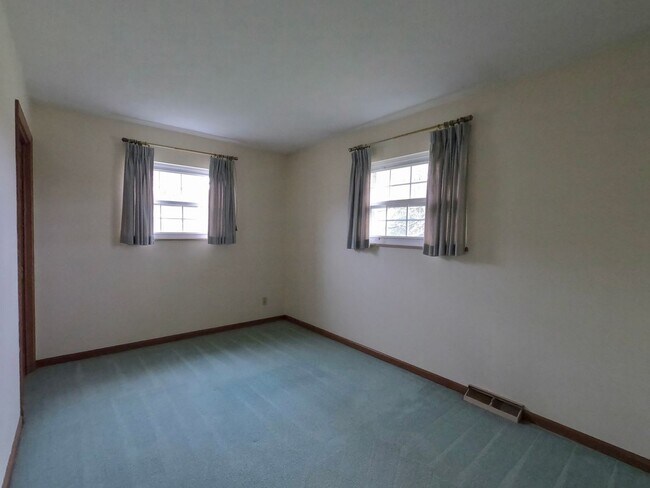 Building Photo - ALL ONE LEVEL IN THE HALLS COMMUNITY! 2 BD...