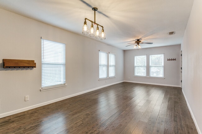 Building Photo - 326 Simon St