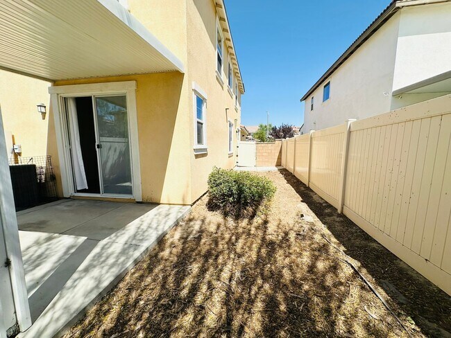 Building Photo - 10964 Roble St