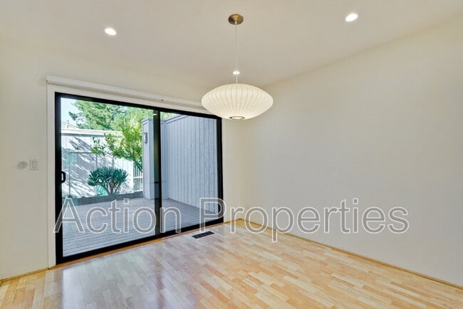 Building Photo - 209 Ortega Ave