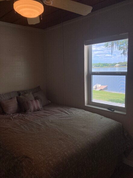 guest bedroom - 15848 Lake Iola Rd
