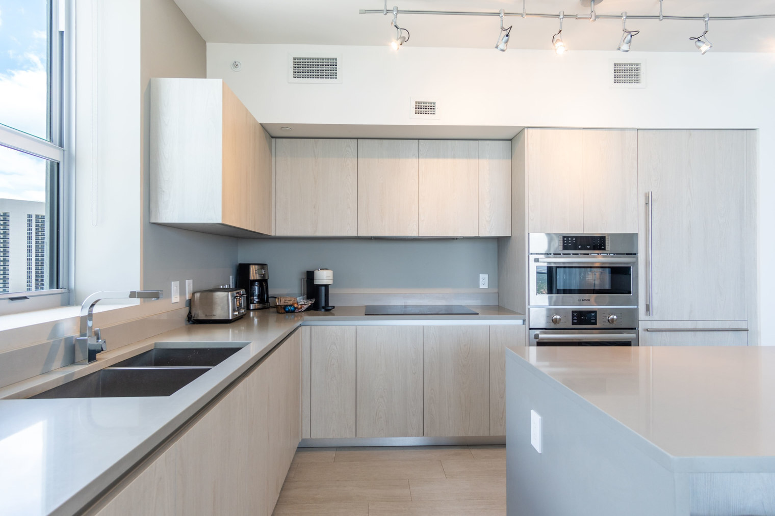 Building Photo - 4010 S Ocean Dr