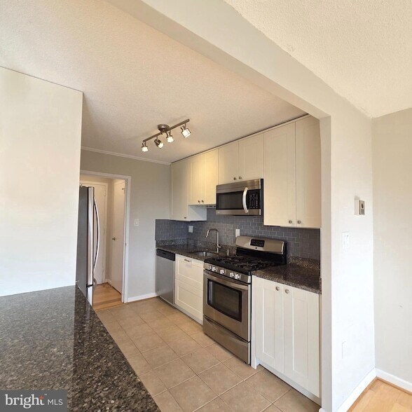 Building Photo - 2500 N Van Dorn St