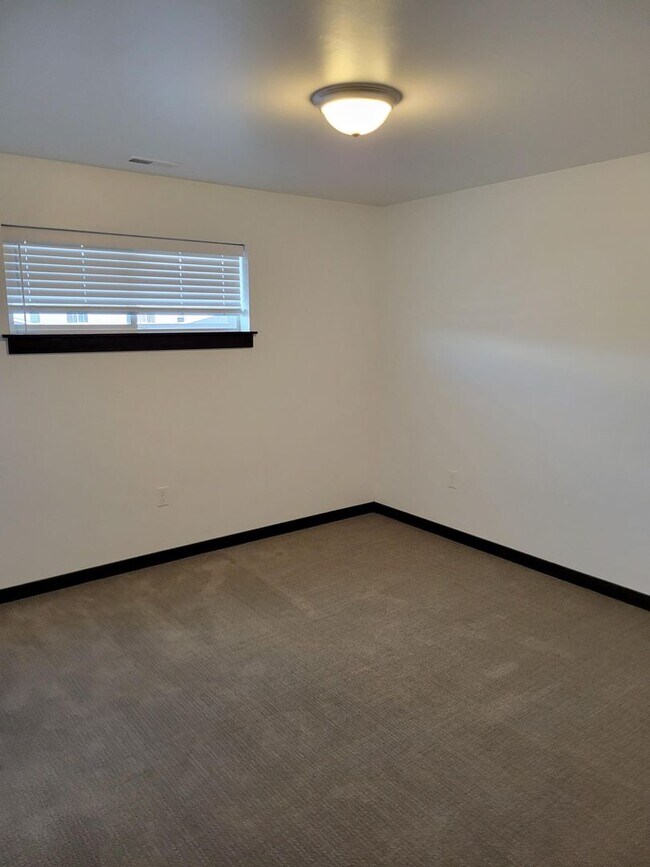 Building Photo - 3 Bedroom 2 1/2 Bathroom Townhouse- NEWLY BUILT-