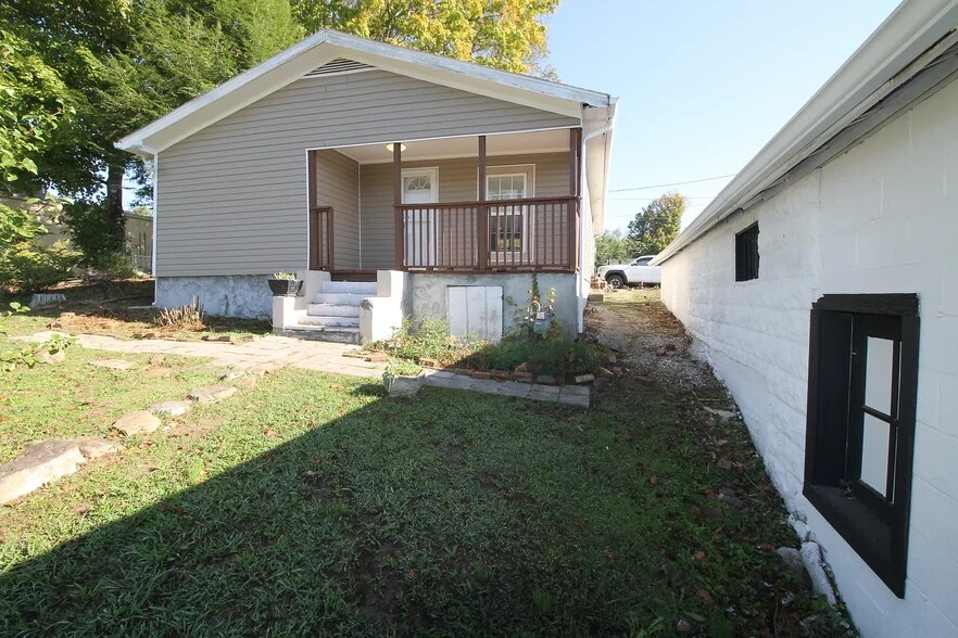 Building Photo - 102 Dale Ave