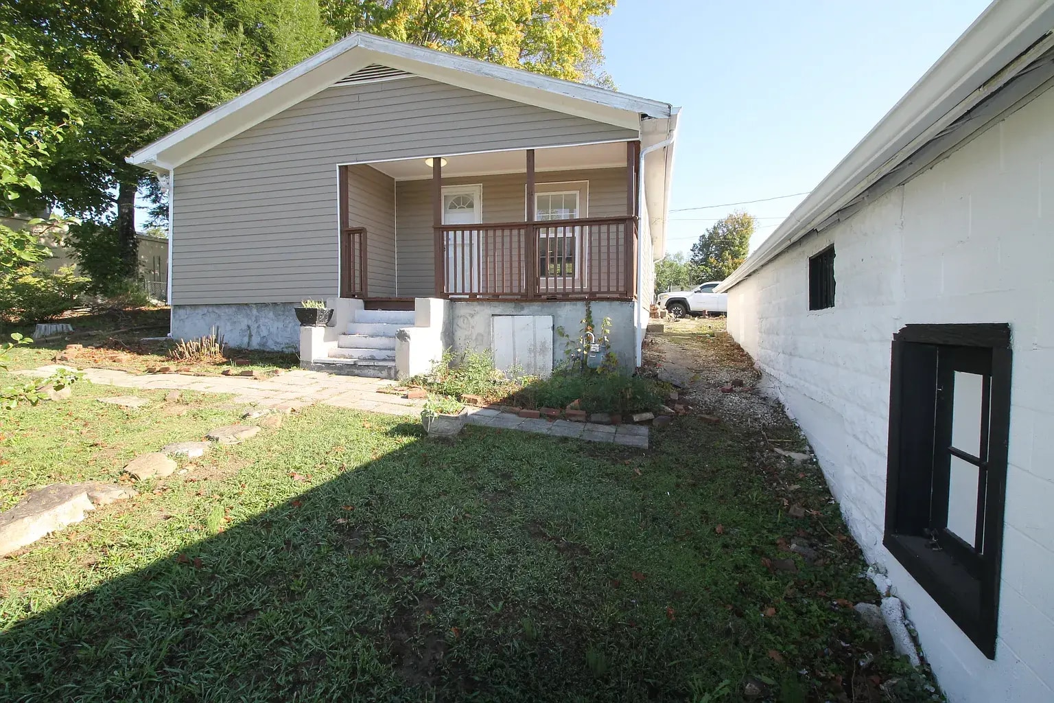 Building Photo - 102 Dale Ave