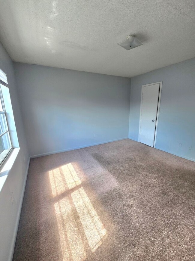 Building Photo - Palm West Condo - Wood