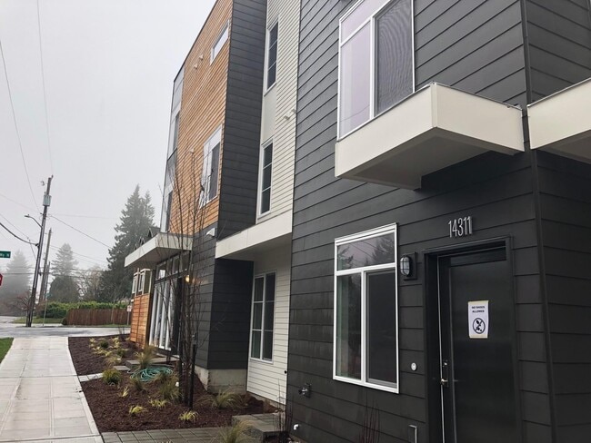 Building Photo - Great Townhome for Rent