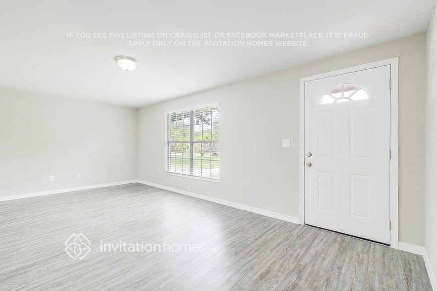 Building Photo - 8127 Kenwood Dr N