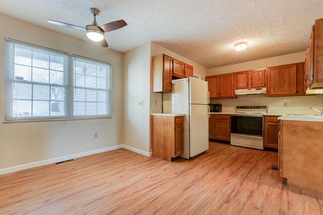 Building Photo - Knoxville 37919 - 3 bedroom, 2 bath home with a bright sunroom - Contact Ray Gaudet RAYGAUDET@OUT...