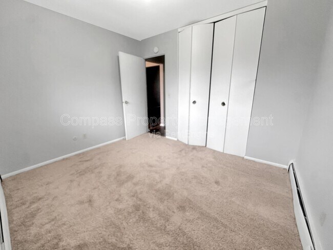 Building Photo - 2835 S Burdick St