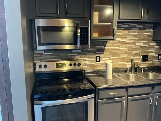 Building Photo - 201 S Hoskins Rd