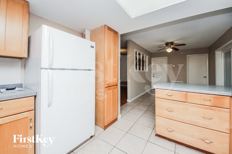 Building Photo - 2390 Meadow Ln