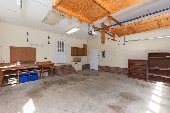 Building Photo - 2 WEEKS OF FREE RENT