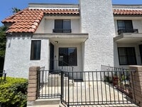 Building Photo - Beautifully Upgraded 2 Bed 2.5 Bath Townhome