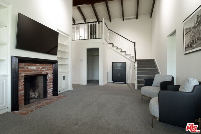 Building Photo - 1121 N Beverly Dr