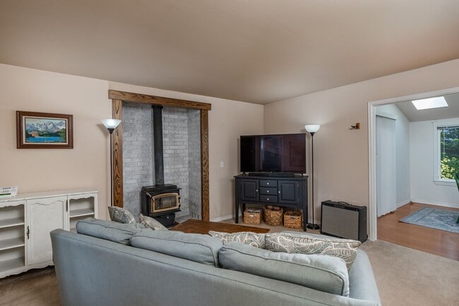 Building Photo - 3 Bedroom 2.5 Bath House