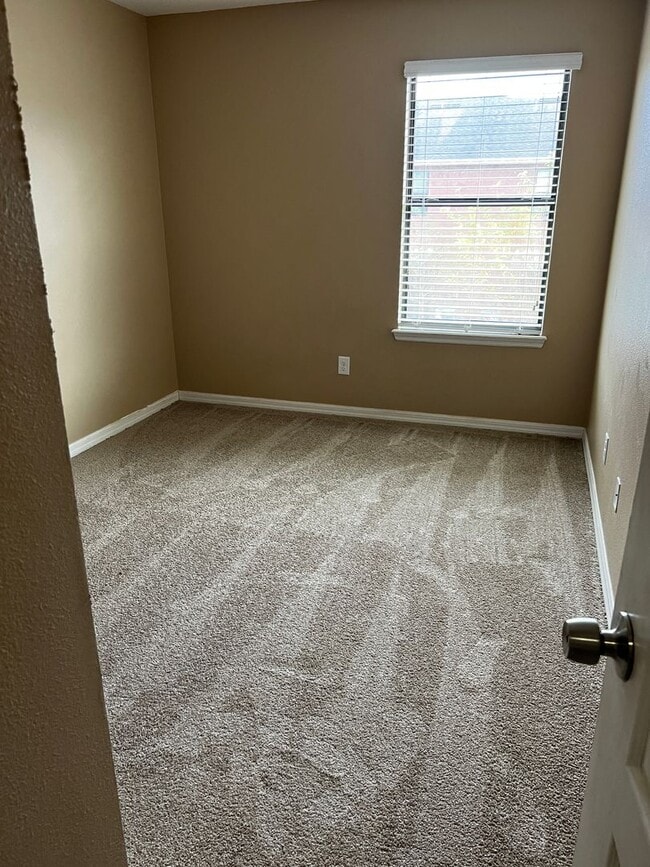 Building Photo - 3/2.5 Two-Story Townhouse with 1 Car Garage in Gated Community- Longwood!