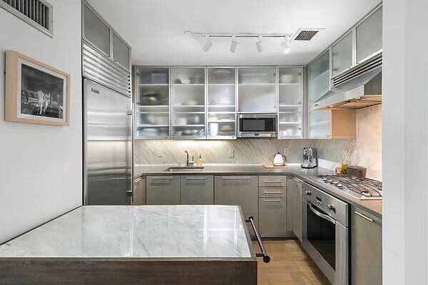 Building Photo - 200 Chambers St