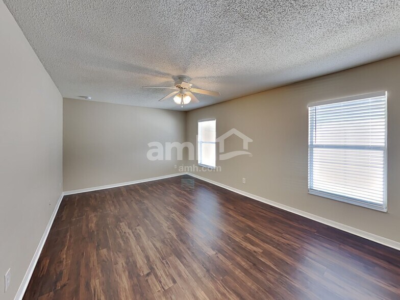 Building Photo - 1913 Southern Oak Loop