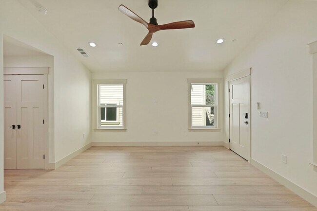 Building Photo - Beautiful 2 bedroom 1 Bathroom for rent in North Oak Park! Close to UC Davis and McGeorge Law