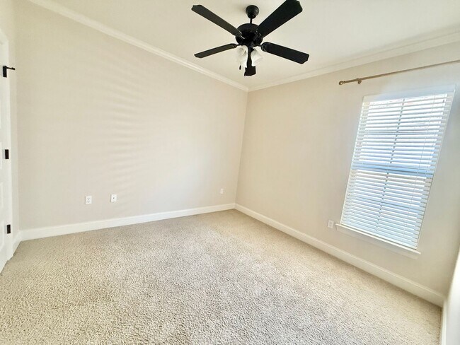 Building Photo - Spacious 4 bedroom 2 bathroom home for rent!